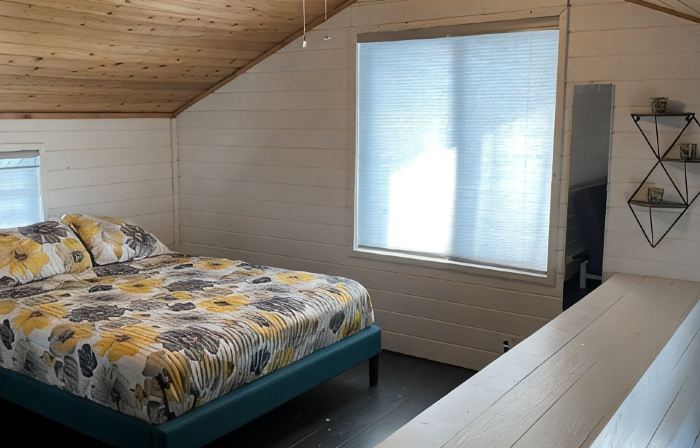 Beautiful cozy cottage 1 block from the lake and Oakwood hotel.