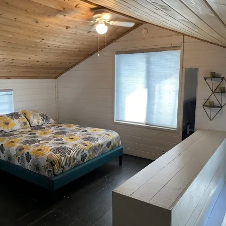 Beautiful cozy cottage 1 block from the lake and Oakwood hotel.