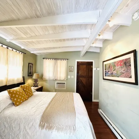 Eclectic Cottage on the Creek!