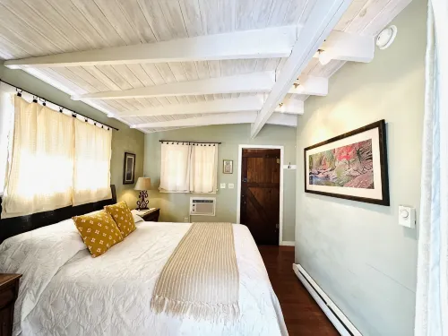 Eclectic Cottage on the Creek!