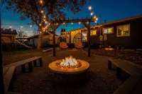 Enjoy the Hot Tub and Gas Fire Pit in This 5 Bedroom 2.5 Bath House