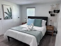 Cozy Beach Home w/ Fire Pit, Grill & Outdoor Swings— Min from Surf City Pier! Hoteles en Condado de Pender