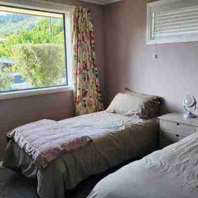 Waterfront & spacious.  Room for cars & boat trailer. 6KM from Havelock Marina Rooms