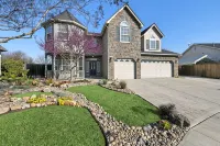 A Relaxing Retreat with Pool and Heated Jacuzzi near Sequoia Parks