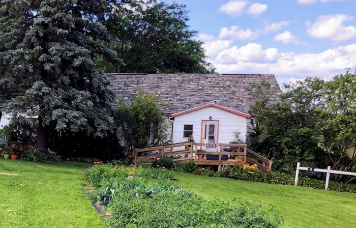 Private, Cozy, Driftless 2BR Farmhouse on 80 acres, 2 miles from Viroqua, WI