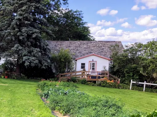 Private, Cozy, Driftless 2BR Farmhouse on 80 acres, 2 miles from Viroqua, WI