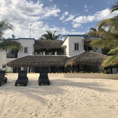 Spacious Beachside Villa with Gourmet Cook, Pool, WiFi – Large Sandy Clean Beach