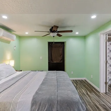 Cozy 1-Bedroom Basement Apartment, Free Parking, Kitchen, Washer/Dryer in Unit