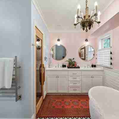 Luxurious Downtown Digs Rooms