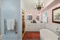 Luxurious Downtown Digs - مطابخ