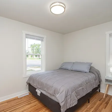 Amazing 2 Bedroom 1 Bathroom Upper Level Home