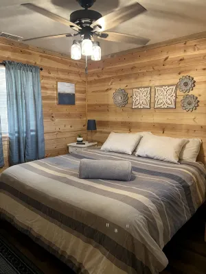 Private cabin that sits on fenced in one acre lotDog friendly) - Chalets