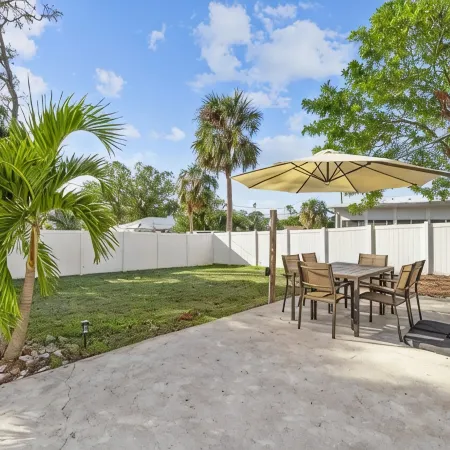 3/2.5 Private Sarasota Pool Home. Close to Beaches. Fenced Yard. Pet Friendly