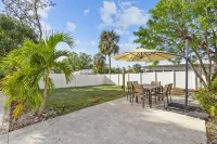 3/2.5 Private Sarasota Pool Home. Close to Beaches. Fenced Yard. Pet Friendly - Bungalows