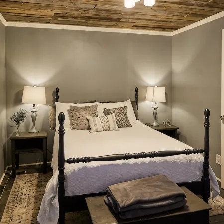 Completely Remodeled-- 1/1 just 2 blocks from the base!
