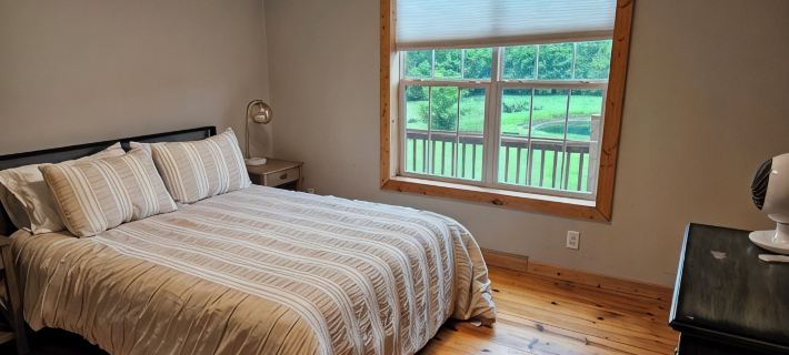 Big Sky Cabin! Hot Tub! Fire Pit! Pool Table!   Private! Can Hold Large Groups Hotels in Jackson County