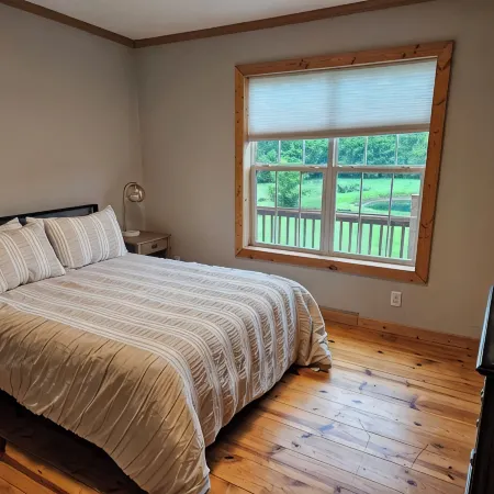 Big Sky Cabin! Hot Tub! on the Wine Trail! Fire Pit! Pool Table! Large Deck!