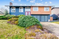 Spacious remodeled home with central AC and fenced yard - 4-نجوم