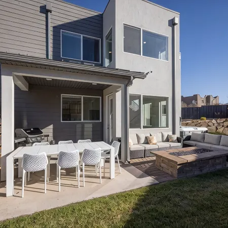 Gorgeous New 4 Bedroom Home Minutes from Arches