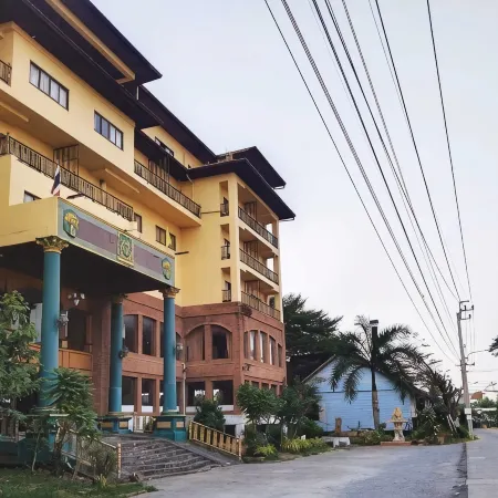 OYO 75466 13 Coins Bang Yai Hotel Отели рядом с достопримечательностью «Торговый центр Central Plaza WestGate»