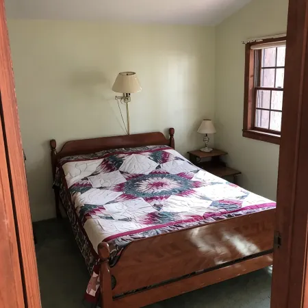 Rustic 2-bedroom cabin on Boyd Pond
