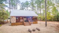 Romantic Music-Inspired Cabin with Hot Tub, Spa Bath, Outdoor TV & Fireplaces - Romantic