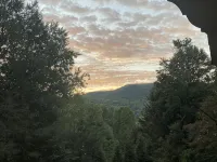 Large Resort Cabin with Breathtaking Mountain Views + Firepit - con vistas a la montaña