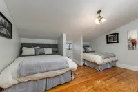 Majestic & Relaxing Home w/ 3 Beds Pool Table Bar! Sleeps 8 - Homestays
