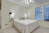 Luxury vacation Kemah, TX condo. Bars and restaurants within walking distance. - Wi-Fi