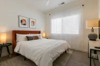 MOON HAVEN: Stylish 2-Bedroom Retreat with Patio - Bungalows