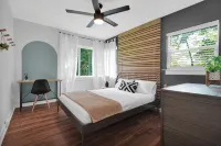 Mid-Century Boho Chic home with Pool, Game Room & Outdoor Playhouse. - プライペートプール
