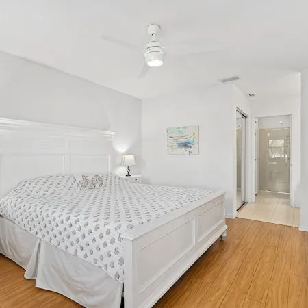 Peaceful Lakeview Condo • 2 Pools • Minutes to Img & Beaches