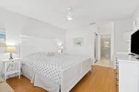 Peaceful Lakeview Condo • 2 Pools • Minutes to Img & Beaches - شرفة