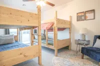 Modern/Luxury Townhouse- HOT TUB - Sleep up to 8! - balcony