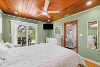 Beautiful Nokomis Beach Cottage. Walk to Beach w/Tranquil & Private Patio - 4-Star