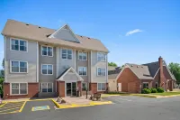 MainStay Suites Appleton Airport - Fox River Mall Area - parking