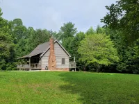 Remote, Modern, Cozy Cabin on 12 acres; Only 2.5 Miles from Traveler's Rest! - 샬레 호텔