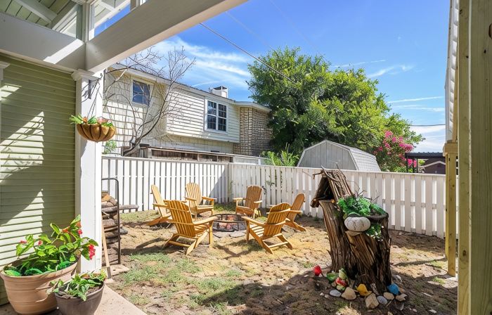 Cozy cottage with rooftop deck, fire pit, hot tub & community boat dock and cove