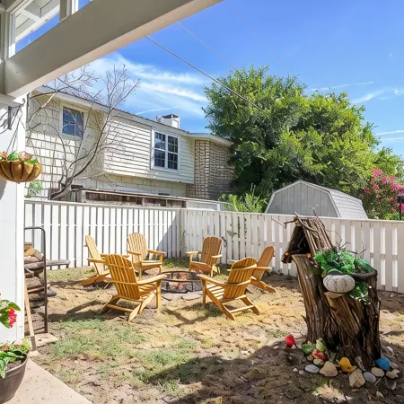 Cozy cottage with rooftop deck, fire pit, hot tub & community boat dock and cove