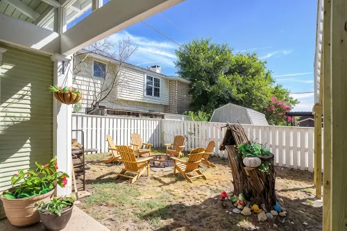 Cozy cottage with rooftop deck, fire pit, hot tub & community boat dock and cove - Wi-Fi