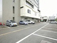 HOTEL LiVEMAX Toyooka - Parkplatz