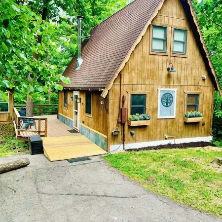 Cozy quaint cabin tucked back in the woods- Secluded, private - couples getaway