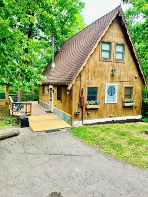 Cozy quaint cabin tucked back in the woods- Secluded, private - couples getaway - Bintang 3