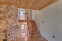 3 Ridges Vista. Stunning mountain views, renovated home, 2 mins to ski slopes - マウンテンビュー