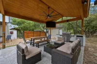 Pickleball, Heated pool, Hot tub, 2.5 Acres full of oaks - Boutique