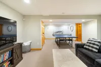 Spacious Getaway Close to Newport & Beaches - balcony