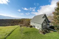 Chalet Haus. 5 min from the Ark Encounter. Room for 10 with gameroom and deck. - 3-Star