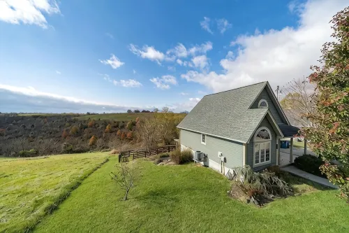 Chalet Haus. 5 min from the Ark Encounter. Room for 10 with gameroom and deck. - 3-Star