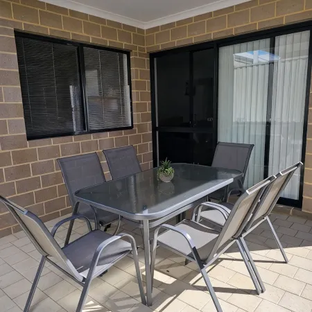 Modern, cosy, comfortable 3 x 2 x 2 unit in Ellenbrook