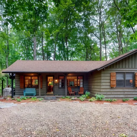Designer Cabin in Highlands, NC – Luxe Outdoor Living - Pet-Friendly Retreat